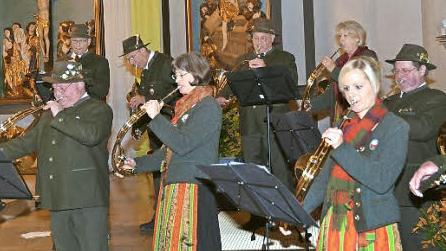 Auch Frauen spielen seit einigen Jahren im Bläsercorps der Jäger (von links): Eva Fröhlich, Katharina Kutschka (hinten) und Andrea Lechner. Vorne links steht der musikalische Leiter Heiner Reuß. Foto: Hofmann