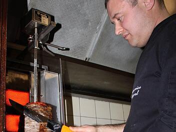 Sein Gyros macht Metzgermeister Friedrich Ruppel aus Kothen selbst: Schweinefleisch in Scheiben schneiden, kräftig würzen und rauf auf den Spieß. Foto: Ulrike Müller
