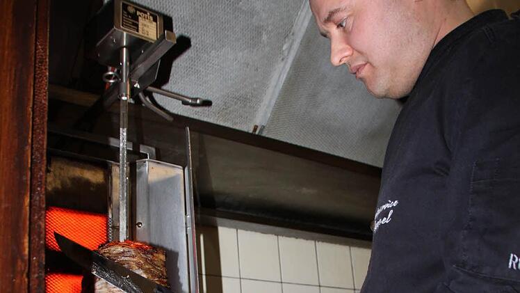 Sein Gyros macht Metzgermeister Friedrich Ruppel aus Kothen selbst: Schweinefleisch in Scheiben schneiden, kräftig würzen und rauf auf den Spieß. Foto: Ulrike Müller