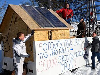 Sehr viel darf man noch nicht sehen von dem Faschingswagen, den die Lauterer Wehrmänner derzeit aufbauen. Foto: Peter Rauch
