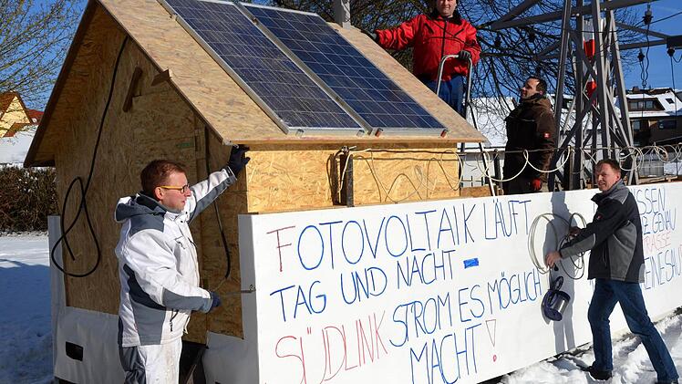 Sehr viel darf man noch nicht sehen von dem Faschingswagen, den die Lauterer Wehrmänner derzeit aufbauen. Foto: Peter Rauch