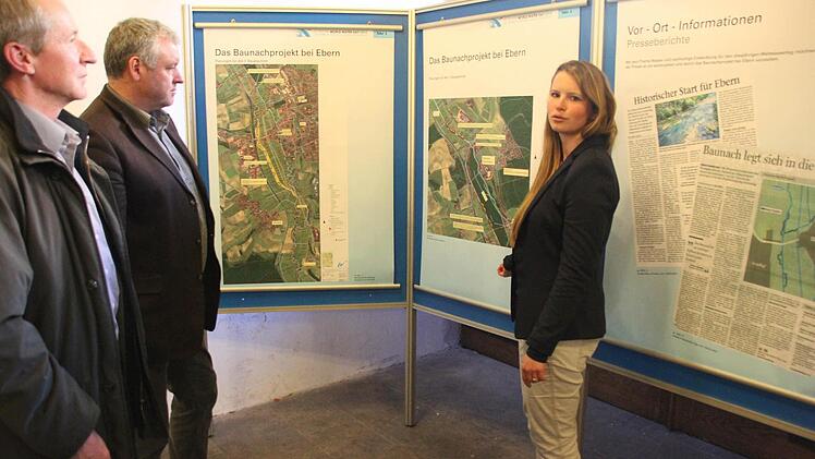 Caroline Kaufmann erläuterte die Pläne für die Renaturierung der Baunach im Bereich zwischen Fischbach und Heubach Bürgermeister Jürgen Hennemann und Frank Pilhofer (im Bild von rechts).  Foto: Ralf Kestel