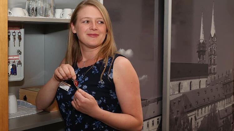 Hausleiterin Julia Folger am Schränkchen, in dem die Schlüssel für alle 31 Zimmer aufbewahrt werden. Foto: Barbara Herbst