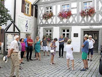 Viele Interessierte folgten den Ausführungen des Heimatpflegers in der Hollfelder Altstadt.  Fotos: gel