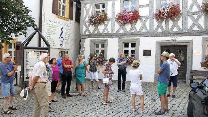 Viele Interessierte folgten den Ausführungen des Heimatpflegers in der Hollfelder Altstadt.  Fotos: gel