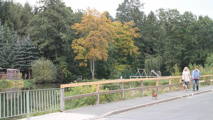 Am Lettenreuther Weiher wurden die morschen Balken des Holzgeländers ausgetauscht.  Foto: Gerda Völk