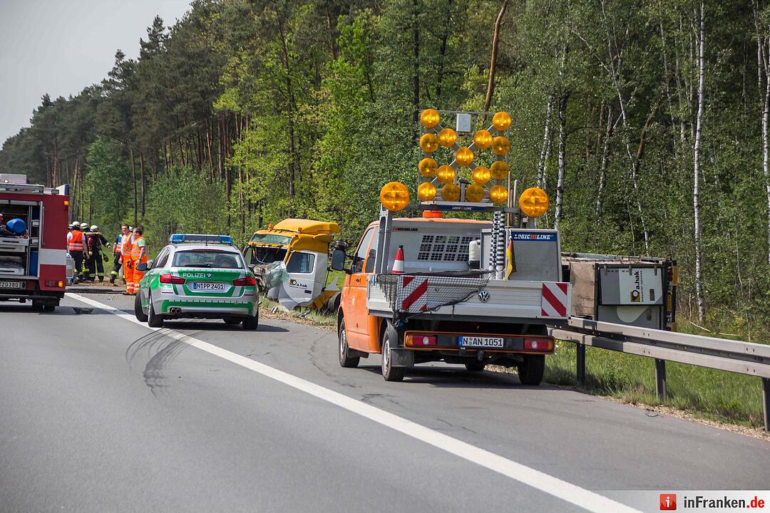 Nürnberg_ Schwerer Lkw-Unfall nach Reifenplatzer