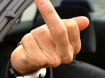 Der Angeklagte zeigte den Polizeibeamten am Rande der Bierwoche auch den "Stinkefinger".  Foto: imago