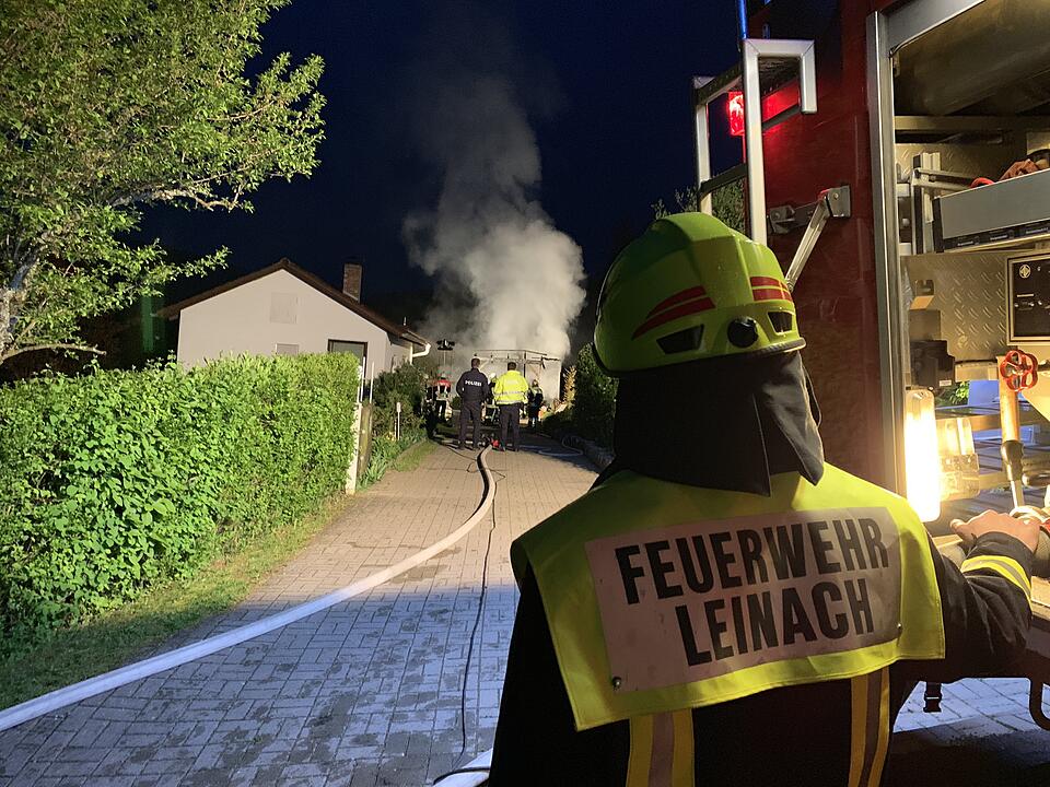 Ein am Samstagmorgen aus bislang unbekannter Ursache ausgebrochener Brand eines Carports in Leinach (Landkreis Würzburg/Unterfranken) griff auf eine benachbarte Hütte über und führte zum vollständigen Ausbrennen eines Peugeots, eines Motorbootes und Wohnwagens.