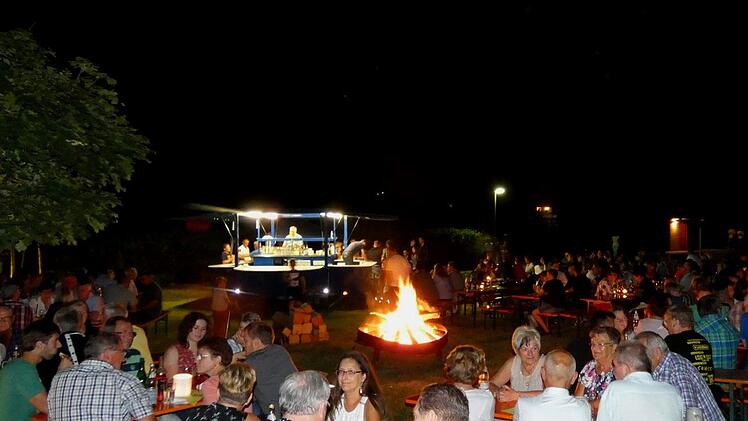 Das am späten Abend entzündete Lagerfeuer verlieh dem Altach-Weinfest noch einmal eine besondere Note.
