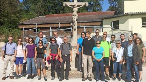 Alexander Schulz und sein Team stellten unterwegs den Wanderern ihr Programm vor und beantworteten Fragen. Foto: privat