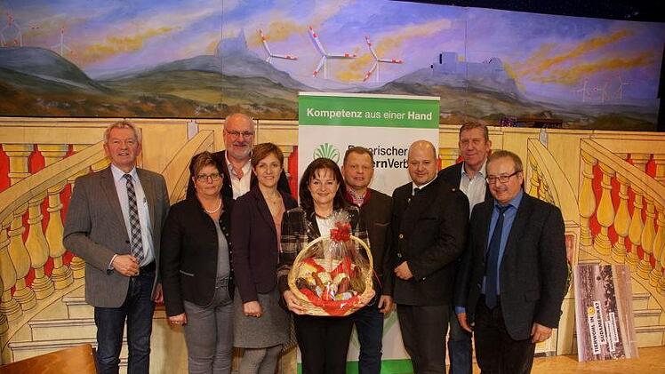 Die Festrednerin bekam von der Stadt Scheßlitz ein Geschenk (von links): Landrat Johann Kalb, Landesbäuerin Anneliese Göller, der Scheßlitzer Bürgermeister Roland Kauper, Stellvertretende Kreis-Vorsitzende Marion Link, Festrednerin MdEP Marlene Mortler, Kreisobmann Edgar Böhmer, MdL Holger Dremel, MdB Andreas Schwarz, BBV-Geschäftsführer Werner NützelJoseph Beck