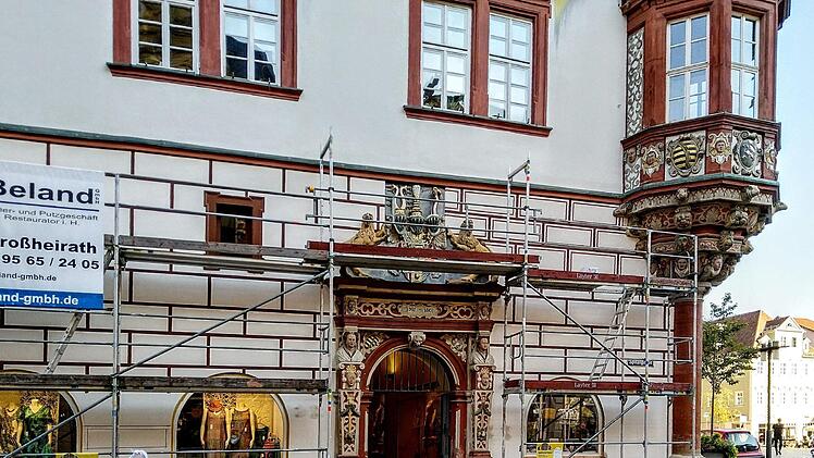 An der Fassade zur Spitalgasse hin werden derzeit zudem Schäden am Putz beseitigt.Foto: Jochen Berger