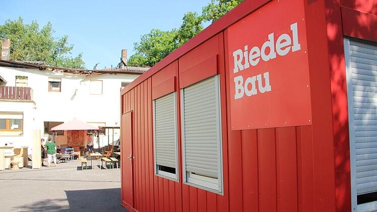 In einem Container befindet sich das provisorische Büro des Tierheims. Foto: Heike Beudert