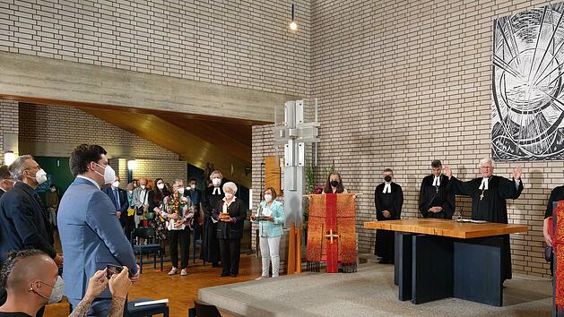 Landesbischof Heinrich Bedford-Strohm (rechts) spricht beim Entwidmungsgottesdienst in St. Lukas die Abschiedsworte. Die Mitglieder des Kirchenvorstands stehen schon bereit, die liturgischen Gegenst&auml;nde hinaus zu bringen. Foto: Simone Bastian