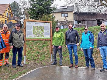 An der neuen Wandertafel (von links): Initiator Eckhard Schrepfer, Bauhofleiter Rudolf Geyer, Altb&uuml;rgermeister Erhard Hildner, Wegemanager Bj&ouml;rn Stumpf vom Hauptverein, B&uuml;rgermeister Christian Ruppert, Anja Wunder vom Naturpark Frankenwald und Obmann Andr&eacute; H&uuml;mmer vom Frankenwaldverein Wartenfels