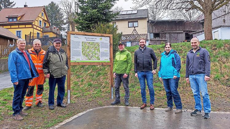 An der neuen Wandertafel (von links): Initiator Eckhard Schrepfer, Bauhofleiter Rudolf Geyer, Altb&uuml;rgermeister Erhard Hildner, Wegemanager Bj&ouml;rn Stumpf vom Hauptverein, B&uuml;rgermeister Christian Ruppert, Anja Wunder vom Naturpark Frankenwald und Obmann Andr&eacute; H&uuml;mmer vom Frankenwaldverein Wartenfels