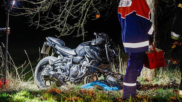 Motorrad kracht gegen Baum: 18-j&auml;hriger Biker verletzt