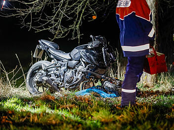 Motorrad kracht gegen Baum: 18-jähriger Biker verletzt