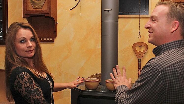 Gäste Nicole und Bernd Hartmann wärmten sich am Ofen des Café "M" im Deutschen Fahrradmuseum.