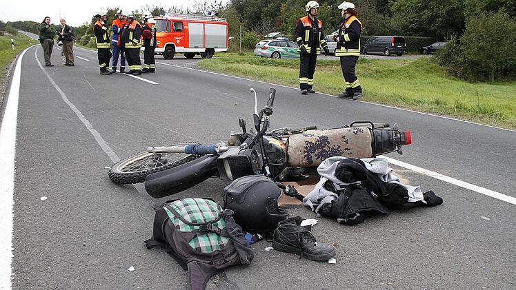 Das Moped blieb auf der Straße liegen.