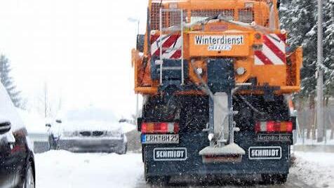 In den Höchstadter Wohngebieten hat es der Winterdienst nicht immer leicht, sich den Weg durch parkende Autos zu bahnen. Foto: Andreas Dorsch