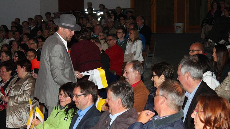 Die Besucher dürfen den Wahlkampf auf der Bühne unterstützen.. Foto: Jürgen Gärtner
