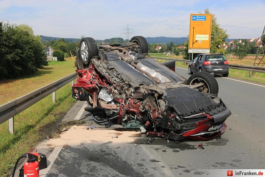 Schwerer Unfall in Kulmbach: Auto überschlägt sich auf B289