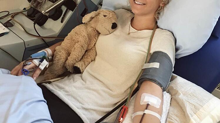 Während der Stammzellenspende steht ihr Kuscheltier Toni zur Seite. Foto:privat