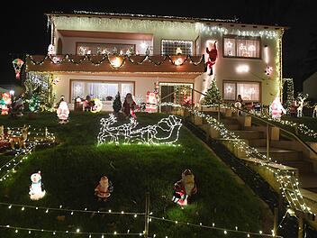 Bambergs bekanntestes Weihnachtshaus in der Panzerleite sieht heuer so aus. Foto: Ronald Rinklef