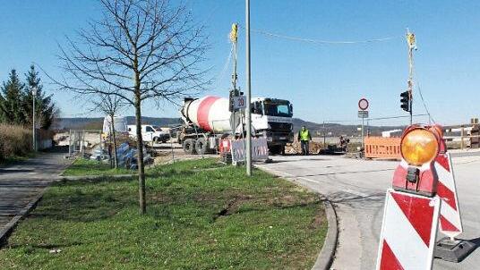Die Brücke geht ihrer Vollendung entgegen.