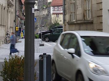 Anwohner Norbert Borst ärgert sich über das wachsende Verkehrsaufkommen im Steinmühlgässchen. Foto: Marco Meißner