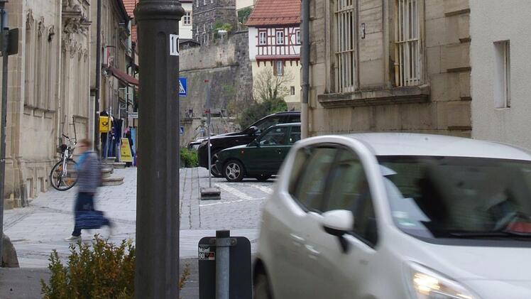 Anwohner Norbert Borst ärgert sich über das wachsende Verkehrsaufkommen im Steinmühlgässchen. Foto: Marco Meißner