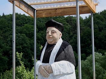 Der legendäre Pfarrer Glockner als "Bienenbeute" am Streuobstlehrpfad und Lehrbienenstand in Kirchlauter.Günther Geiling