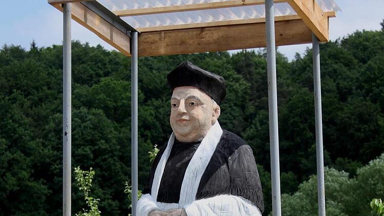 Der legendäre Pfarrer Glockner als "Bienenbeute" am Streuobstlehrpfad und Lehrbienenstand in Kirchlauter.Günther Geiling