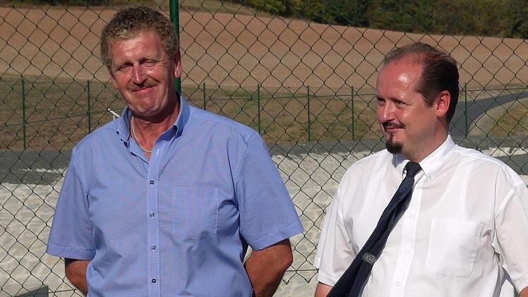 Stolz: Harald Schnappauf und Jens Laußmann (rechts) vom Staatlichen Bauamt.Foto: Berthold Köhler