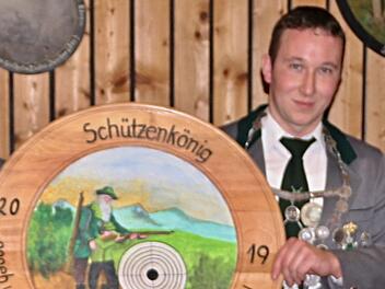 Olav Arnold  mit den Zeichen seiner Würde: Kette und Königsscheibe.Fotos: Helmut Will