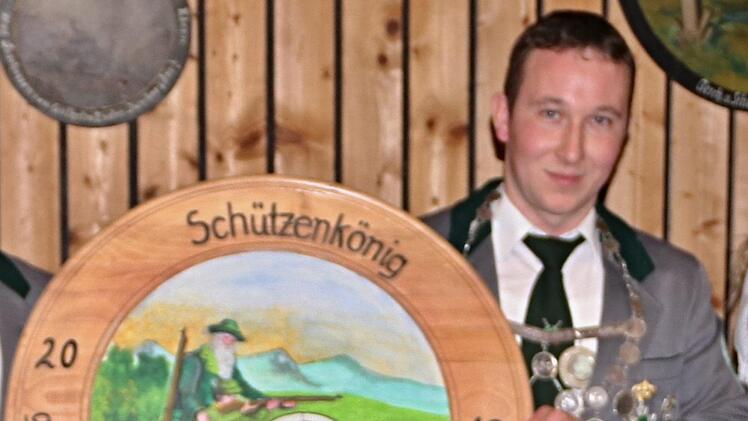 Olav Arnold  mit den Zeichen seiner Würde: Kette und Königsscheibe.Fotos: Helmut Will