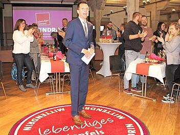 Beifall nach der Wahl: Andreas Hügerich konnte alle Stimmen der Delegierten auf sich vereinen. Foto: Gerda Völk