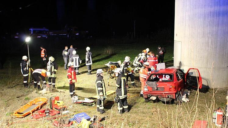 Szenario: Verkehrsunfall mit mehreren Verletzten. Feuerwehren und Rotes Kreuz &uuml;bten gemeinsam. Foto: Sebastian Gerr