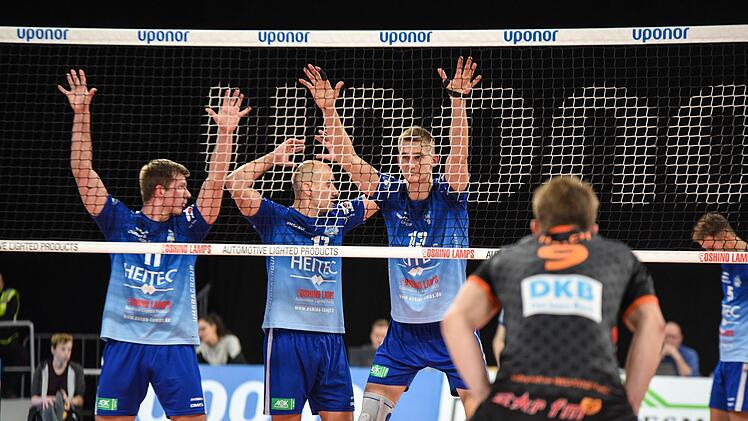 Zeichensprache hinter dem Netz: (von links) Rafal Prokopczuk , Carlos Antony und Mathus Jurkovics von den Heitec Volleys Eltmann. Foto: Ryan Evans