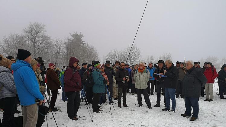 Wanderjahreröffnung der Region Saale-Sinn des Rhönklubs auf dem Kreuzberg  mit Rhönklub-Präsident Jürgen Reinhardt (rechts), Regionalvorsitzender  Konrad Tripp (zweiter von rechts). Foto: Marion Eckert