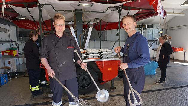 &Uuml;berdimensionale K&uuml;chenger&auml;teschaften sind in der Feldk&uuml;che n&ouml;tig. Karsten Scheuring (links) und Markus Bug zeigen wie Schneebesen, Kelle und Pfannenwender eingesetzt werden k&ouml;nnen.