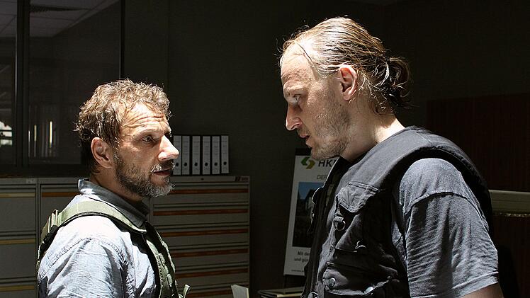 Klaus (Richy M&uuml;ller, links) und Achim (Martin Butzke) wollten den gro&szlig;en Coup. Nach einem gescheiterten &Uuml;berfall sind sie nun Eingeschlossene in einer Bank.