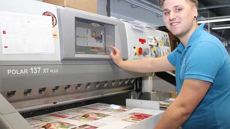 Die Verarbeitung der Druckprodukte erfolgt in Neudrossenfeld: Andreas Kunz an der Schneidemaschine. Foto: Alexander Hartmann