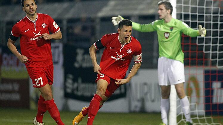 Der Anfang vom Schweinfurter Ende: Würzburgs Amir Shapourazdeh (Mitte) bejubelt seinen Treffer zum 1:0 gegen einen konsternierten 05-Keeper Christopher Pfeiffer. Links: Adam Jabiri.  Foto: Fabian Frühwirth