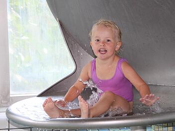 Badespaß im Kinderbecken: Die dreijährige Loni aus Thüringen besuchte mit ihrer Familie die Therme Bad Brückenau. Foto: Ulrike Müller