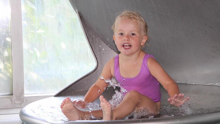 Badespaß im Kinderbecken: Die dreijährige Loni aus Thüringen besuchte mit ihrer Familie die Therme Bad Brückenau. Foto: Ulrike Müller