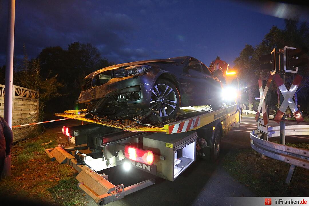 Pkw kracht nach Unfall an Bahnuebergang in angrenzenden Garten