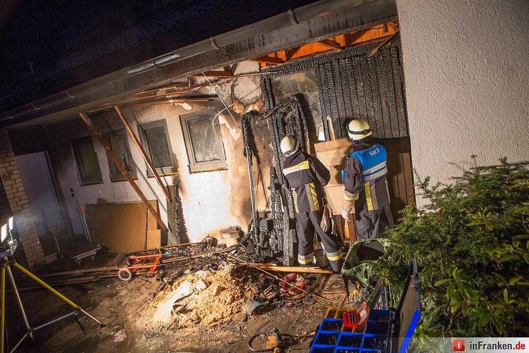 Fassade von Wohnhaus in Nuernberg fing Feuer